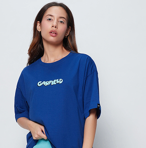 Girl with oversized T-Shirt