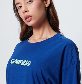 Girl with oversized T-Shirt