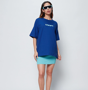 Girl with oversized T-Shirt