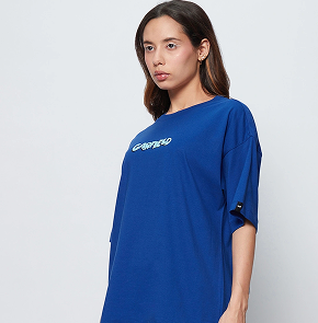 Girl with oversized T-Shirt